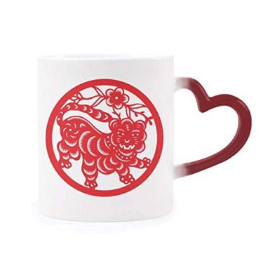 Imagem de Caneca de grés cortada em papel Tiger Animal China Zodíaco Arte sensível ao calor Caneca vermelha que muda de cor