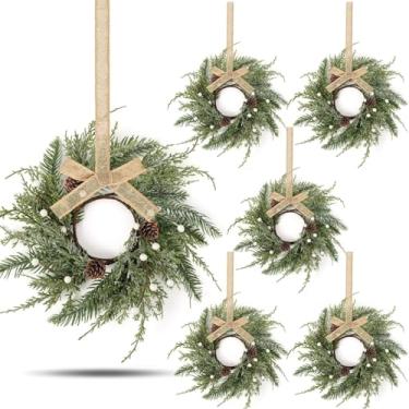 Imagem de 6 grinaldas de Natal, guirlandas de armário de cozinha de Natal com fita de serapilheira, mini guirlanda de pinheiro de cedro fosco para pendurar em casquinha de pinheiro para porta da frente, janela