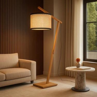 Imagem de Luminária de Chão Aurora em Madeira com Cúpula de Palha Natural Design