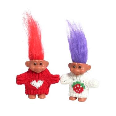 Imagem de 2 peças de bonecas retrô Lucky Troll em suéteres tricotados à mão – Colorido, adorável, ótimo para coleções, projetos escolares, artesanato e lembrancinhas de festa (vermelho e branco)