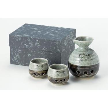 Imagem de Conjunto de garrafa de saquê Tokkuri com estrutura dupla de cerâmica japonesa Soma Ware e 2 copos de saquê Guinomi Ochoko, design de cavalo sagrado, padrão rachado azul-cinza
