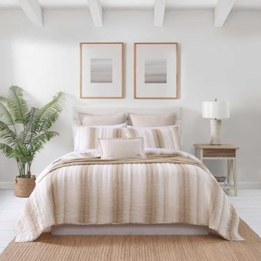 Imagem de Tommy Bahama - Conjunto de colcha, roupa de cama texturizada luxuosamente macia com fronhas combinando, design listrado, essenciais para casa moderna (La Prisma Beige, King)