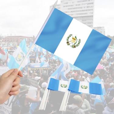 Imagem de Mini bandeira da Guatemala pacote com 12 - Bandeiras guatemaltecas pequenas em miniatura de mão - Resistente ao desbotamento e cores vivas - 12 x 20 cm com mastro sólido e topo de lança