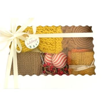 Imagem de Conjunto de presente de cozinha tricotado à mão com cesta suspensa | 1 toalha de chá + 2 panos de prato prontos com enchimento e laço de cetim marfim | Feito à mão | Edição limitada