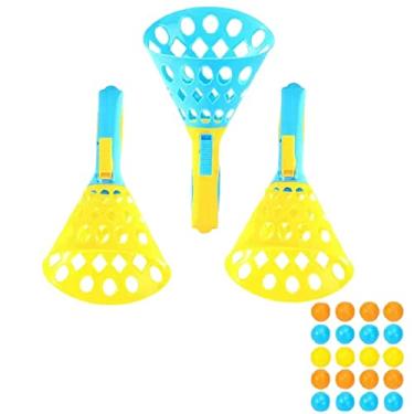 Imagem de As crianças sacam, jogam e pegam a bola saltitante, jogos de exercícios, brinquedos do jardim de infância e pais e filhos ao ar livre
