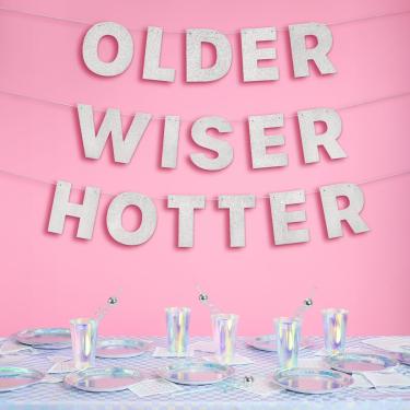 Imagem de xo, Fetti Banner Older Wiser Hotter Glitter - Prata, 9,5 m | Decorações divertidas de festa de aniversário, decoração de 30 anos, HBD, presente de mordaça, pano de fundo de cabine fotográfica