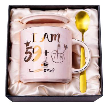 Imagem de ALBISS Presentes engraçados de aniversário de 60 anos para mulheres, caneca de café de cerâmica mármore rosa de 400 ml com ouro 59+1 design de mão divertido, presente elegante para ela, cartão