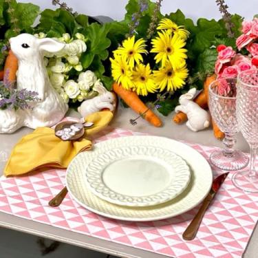 Imagem de Kit 6 Jogos Americanos com 6 Guardanapos e 6 Pg Páscoa Colorido Póa (TRIANGULO ROSA - GUARDANAPO AMARELINHO - PG COELHO CHOCOLATE)