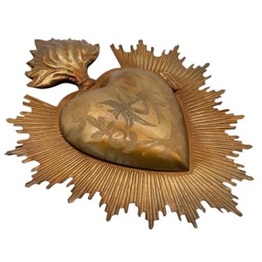 Imagem de VILLAGE GIFT IMPORTERS Ornamento de parede de coração Milagros de metal grande | 20 cm de altura | Decoração de parede religiosa de arte popular inspirada no México | Tom dourado | Símbolo do Coração