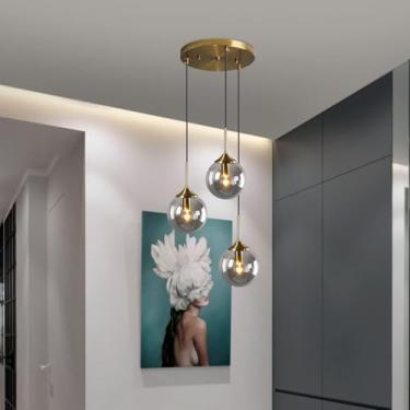 Imagem de Lustre pendente com globo de vidro para ilha de cozinha, 3 lâmpadas, altura ajustável, cor dourada, ideal para sala de jantar, quarto e corredor.
