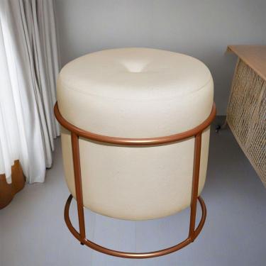 Imagem de Puff De Ferro Decorativo Redondo Para Sala Argola Ariel Bege bronze Linho