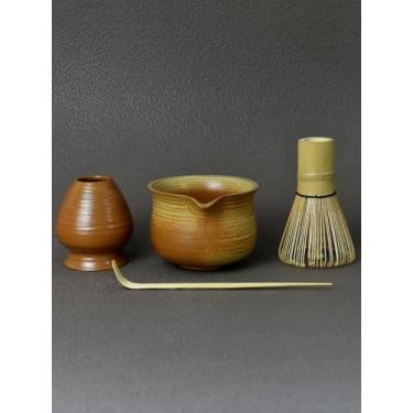 Imagem de Artcome Conjunto de chá Matcha – Kit cerimonial japonês de 4 peças com tigela de cerâmica de 255 g com bico, batedor de bambu, colher, suporte de batedor e manual de chá – Kit tradicional para