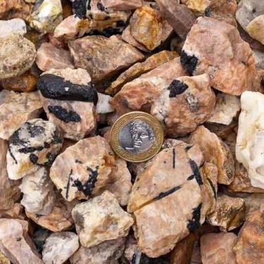 Imagem de Cascalho Bruto de Turmalina Preta com Feldspato - 1 Kg - Tamanhos Vari