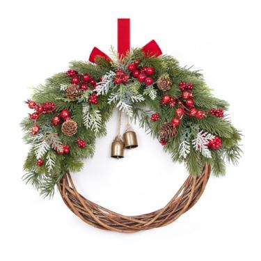 Imagem de Guirlanda de Natal de 50 cm para porta da frente com sinos de pinheiro Norfolk, pinhas e bagas vermelhas, base de bambu natural, decoração interna e externa, janela, quinta, parede, varanda, lareira