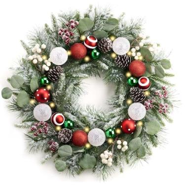 Imagem de Valery Madelyn Guirlanda de Natal pré-iluminada para porta da frente com luzes, guirlanda de Natal grande de 61 cm com bolas de Natal vermelhas, verdes e brancas para decoração de mesa ao ar livre e