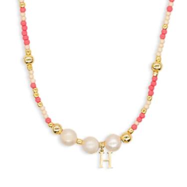 Imagem de Agriajun Gargantilha com inicial de pérolas douradas rosa bege para mulheres e adolescentes, boêmio feito à mão com contas de sementes personalizadas com nome de letra, pequeno colar, praia, surfista,