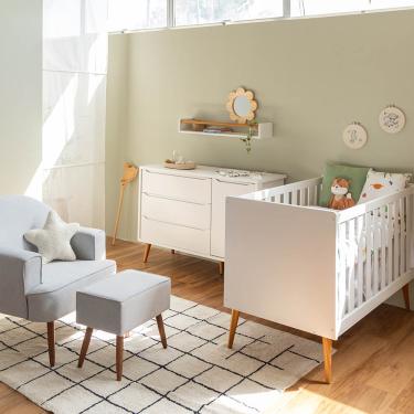 Imagem de Kit Quarto Theo com Pés Retrô Mel - Berço + Cômoda 3 Gavetas e 1 Porta + Poltrona de Amamentação Capri com Puff - Branco