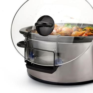 Imagem de SOPHICO Suporte de tampa de fogão lento para cozinhar, organizador de tampa de panela de mão livre, rack de aço inoxidável com pia de silicone, serve na maioria dos fogões lentos, mantém a bancada sem