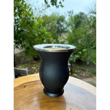 Imagem de Garrafa térmica colorida envolta em material sintético