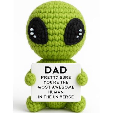 Imagem de TKGIFTHOT Handmade Father’s Day Dad’s Gifts Birthday Gifts for Dad from Son Daughter Wife Crochet Alien with Small Father Day Card “Dad, You’re The Most Awesome Human in The Universe” – Unique