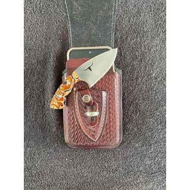 Imagem de Faca Campeira Skinner Muladeira Artesanal 15cm com Lâmina Inox 8cm, Cabo Madeira Muirapiranga ou Resina + Bainha para Celular – Versátil para Churrasco, Campo, Uso Rural e Dia a Dia (Dourado Boi)