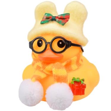 Imagem de CoFuBcad Pato de borracha de Natal de 8,4 cm decorações engraçadas de painel de carro de pato amarelo com chapéu, cachecol e óculos de sol, enfeites de carro de patinho estridente, acessórios de mesa