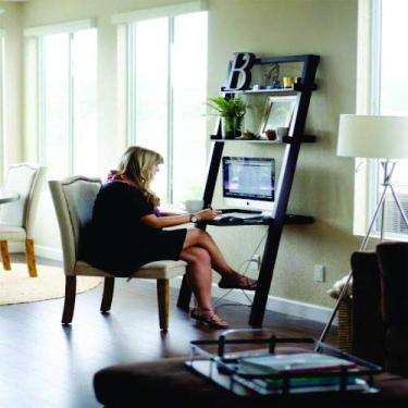 Imagem de Home Office pequeno com escrivaninha e prateleiras