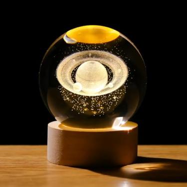 Imagem de Estatueta de cristal 3D Saturno 6 cm presente para ela em aniversário, esfera de arte de planeta de vidro colecionável para quarto com base de luz de madeira, lembrança para amantes de astronomia,