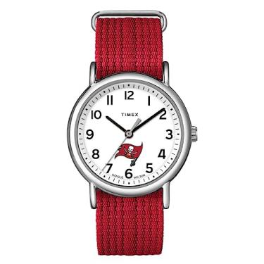 Imagem de Timex Relógio unissex Weekender de 38 mm – Tampa Bay Buccaneers com alça de camada única deslizante, Vermelho