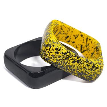 Imagem de www.indianfashionmart.com Sunrise Sprinkle - Conjunto de 2 pulseiras de resina quadradas feitas à mão em amarelo milho e preto; preto polvilhado e acabamento acetinado; bolsa de presente de algodão