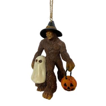 Imagem de Bella Haus Christmas Shoppe Bigfoot Enfeite de árvore de Natal de Halloween | 10,8 cm Sasquatch com criança em fantasia de Natal decoração de estatueta de Natal