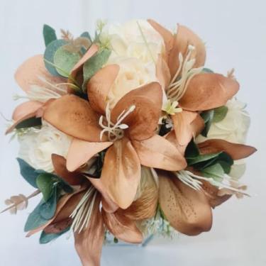 Imagem de Buquê de Noiva Artificial com Flores Coloridas para Casamento Civil ou Religioso(Lírio MarronCreme/Eucalipto)
