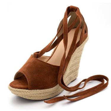 sandalia plataforma amarrada na perna