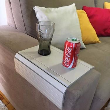 Imagem de Esteira Bandeja Suporte Reta Flexível para Braço Sofá Bege