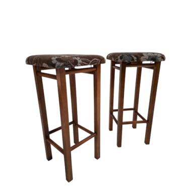 Imagem de Kit com 2 Banquetas Altas de Madeira Castanho Mocho 3010 com Assento Estofado Preebel Castanho