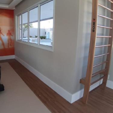 Imagem de Kit com 5 Barras Rodapé Poliestireno Liso Ml15 18mm X 244cm X 15cm 12m Branco