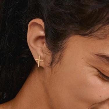 Imagem de Brincos de cruz minúsculos banhados a ouro 14K, hipoalergênicos, CZ minúsculos brincos de cruz de ouro para mulheres, Medium, Latão, Sem pedra preciosa