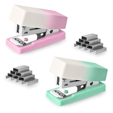 Imagem de Temiary 2 minigrampeadores com grampeadores padrão, pequeno grampeador fofo para mesa, capacidade para 12 folhas, grampeador de mesa de cor gradiente para uso estudantil ou escritório (verde e rosa)