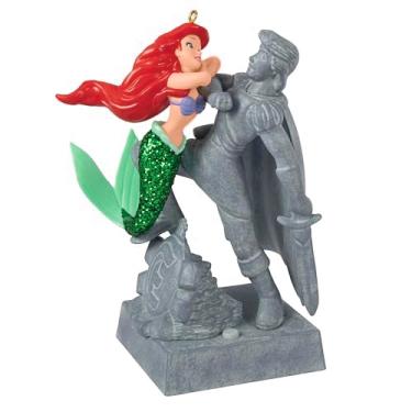 Imagem de Hallmark Keepsake Enfeite de Natal 2025, Disney A Pequena Sereia Ariel e o Príncipe com som, presentes para fãs da Disney