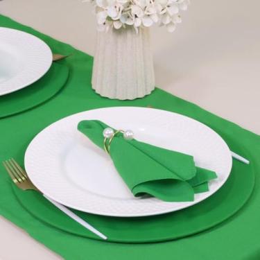 Imagem de Kit Mesa Posta Premium, 7 Peças para 2 Lugares, Caminho de Mesa 130x40cm, Sousplat MDF, Guardanapo Oxford Branco, Anel Pérola Dourado (Verde e Dourado)