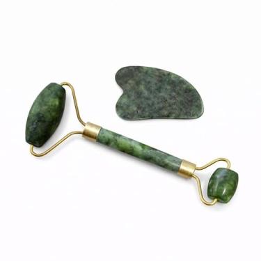 Imagem de Massageador Facial De Pedra Jade + Pedra Gua Sha Para Olhos – Kit de Massagem Facial Relaxamento E Cuidados Com A Pele Indicado Para Uso Em Casa Ou Em Rotinas Profissionais De Estética (Verde)
