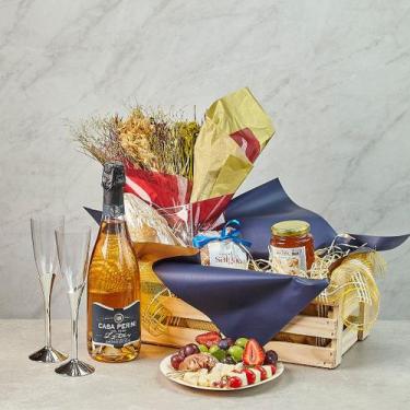 Imagem de Cesta de presente com Tábua de Queijos e Aperitivos Baronesa para Pres