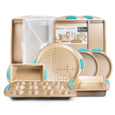 Imagem de Conjunto de utensílios de cozinha de aço carbono antiaderente Perlli 10 peças com assadeiras, assadeiras, panelas de biscoito, panela de muffin, pão e assadeira de bolo com capa, ouro luxuoso com alças de silicone azul