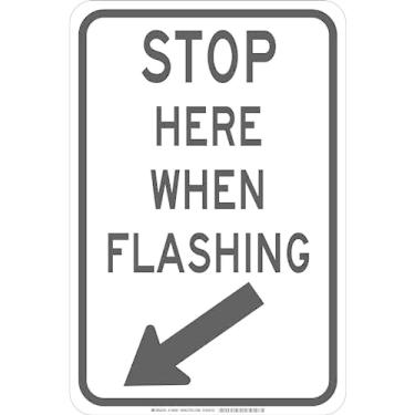 Imagem de Brady Placa de controle de tráfego 129461, legenda "Stop Here When Flashing", 45,7 cm de altura, 30,5 cm de largura, preto sobre branco
