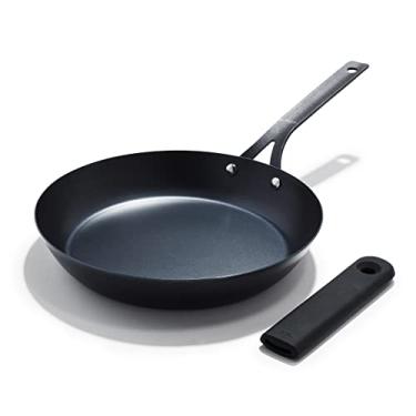 Imagem de OXO Obsidian Frigideira de aço carbono pré-temperado, 25,4 cm com suporte de silicone removível, indução, seguro para forno, preto
