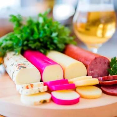 Imagem de Kit de Lombo/Salame Defumado + 3 Queijos Canastra (Provolone, Muçarela, Muçarela Condimentada) 550g