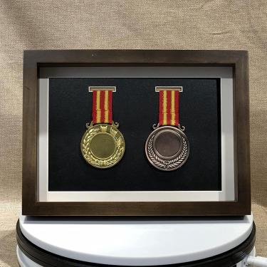 Imagem de Moldura De Exibição De Medalha, Molduras De Fotos De Caixa 3d De Medalha Esportivamoldura De Foto De Imagem Com Certificado Personalizado Com Título, Brown, 2 medals