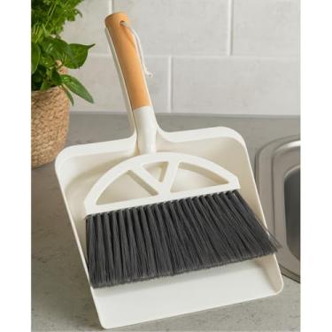 Imagem de Conjunto de Pá e Vassoura com Cabo de Madeira