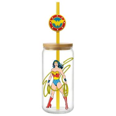 Imagem de Spoontiques Copo da Mulher Maravilha com tampa e pingente de palha, vidro decorativo de 567 g - 17 cm de altura, canudo incluído, ideal para bebidas quentes e frias