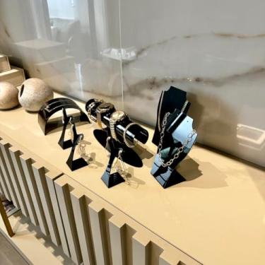 Imagem de Kit Expositor de Joias em Acrílico Branco 7 Peças para Vitrine, Ideal para Colares, Anéis, Brincos e Pulseiras (Preto)
